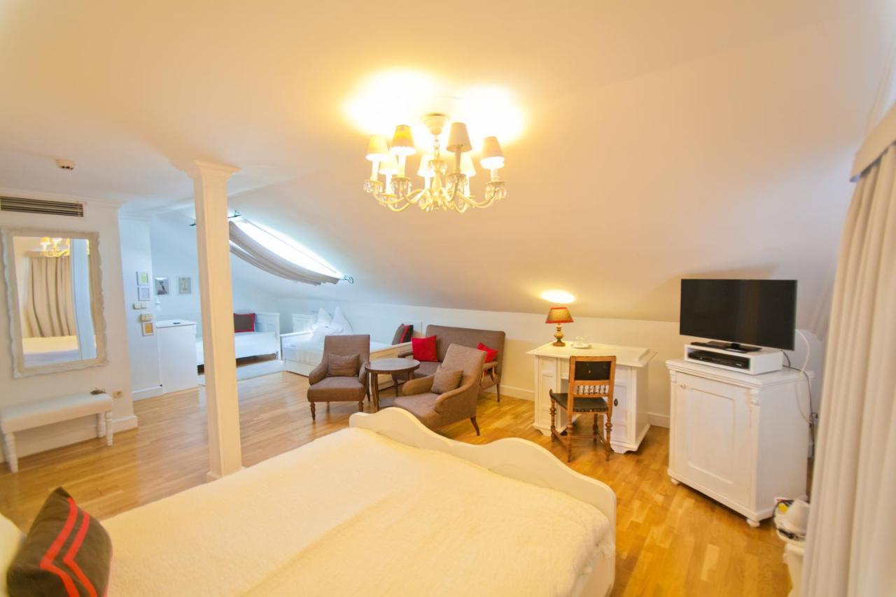 Boutique Hotel Szarcsa Székesfehérvár Buitenkant foto