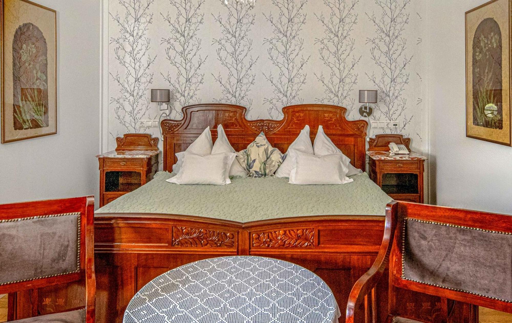Boutique Hotel Szarcsa Székesfehérvár Buitenkant foto