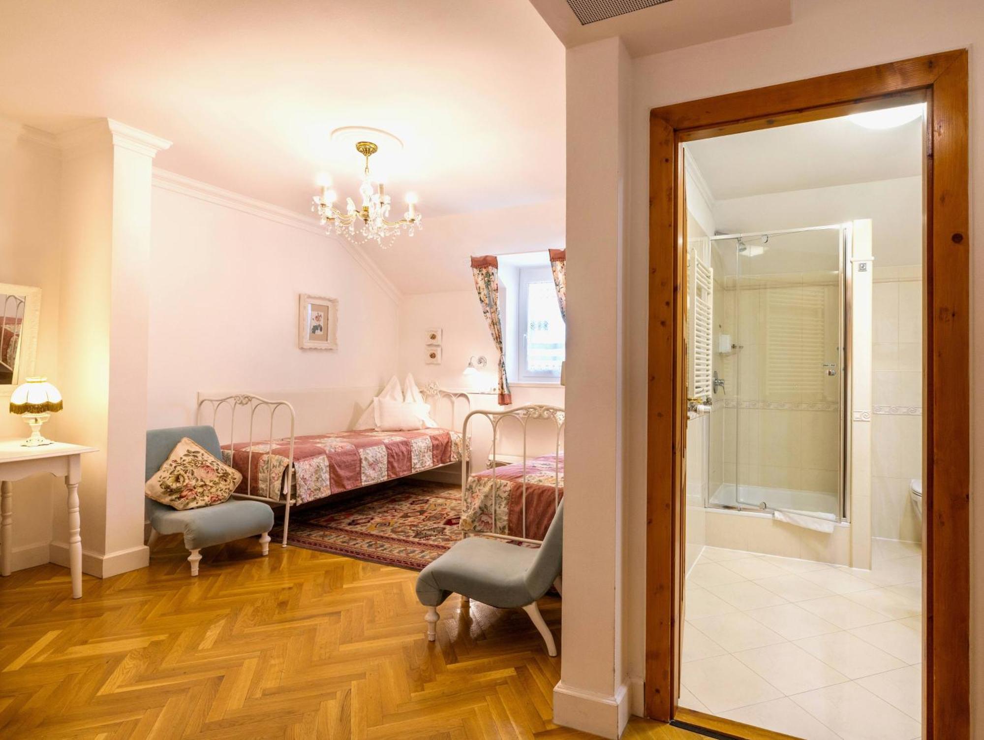 Boutique Hotel Szarcsa Székesfehérvár Buitenkant foto