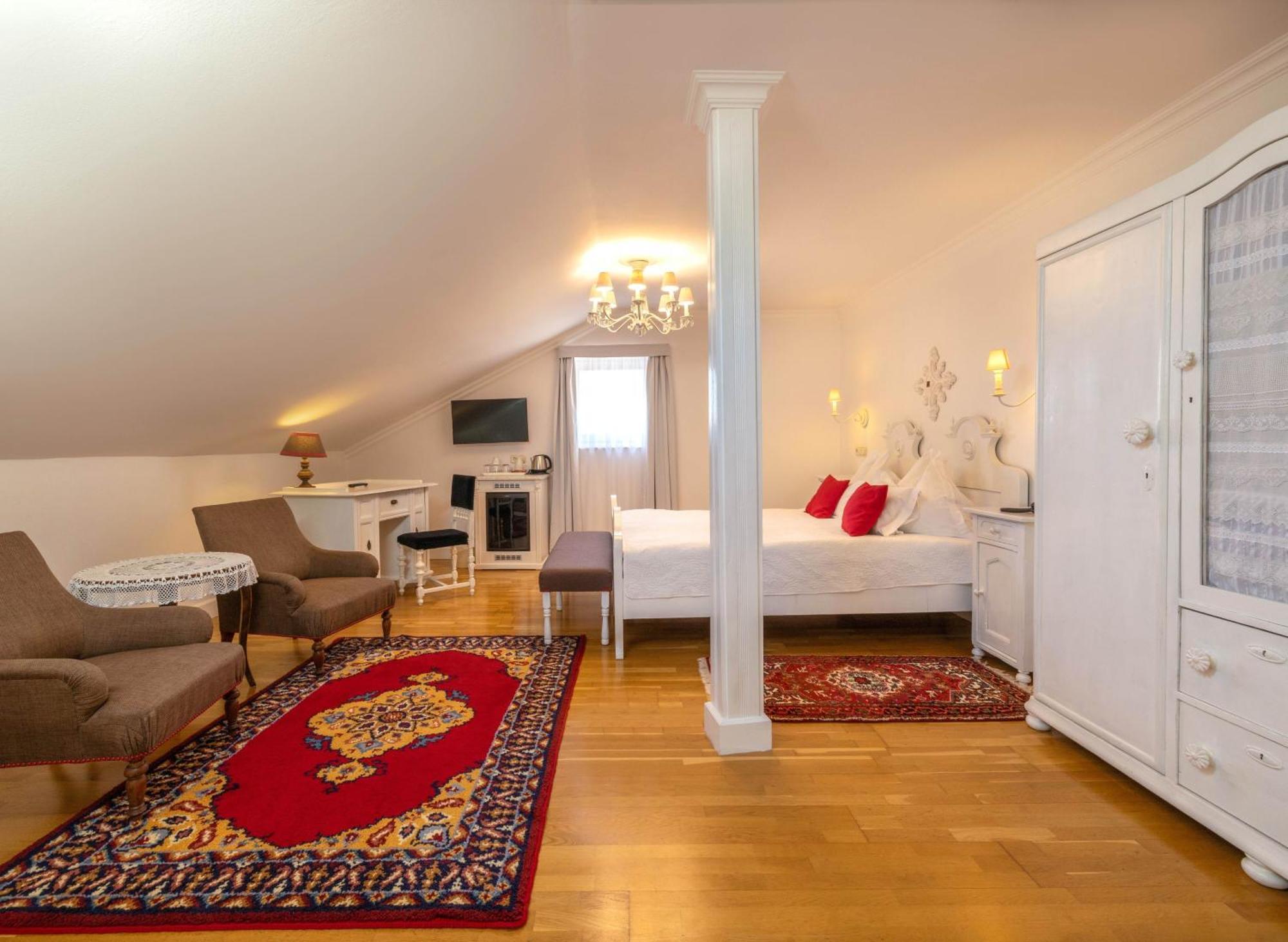 Boutique Hotel Szarcsa Székesfehérvár Buitenkant foto