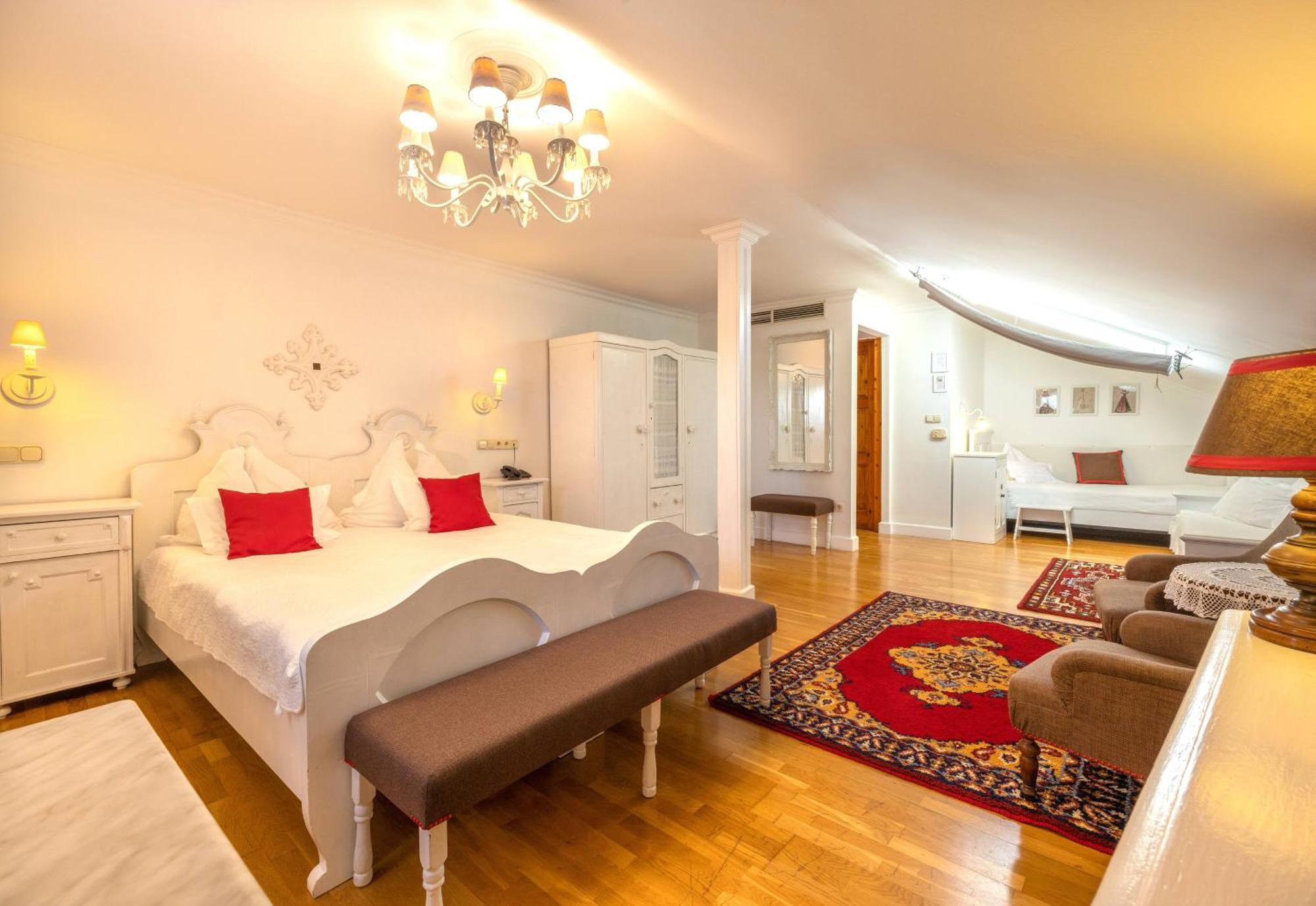 Boutique Hotel Szarcsa Székesfehérvár Buitenkant foto