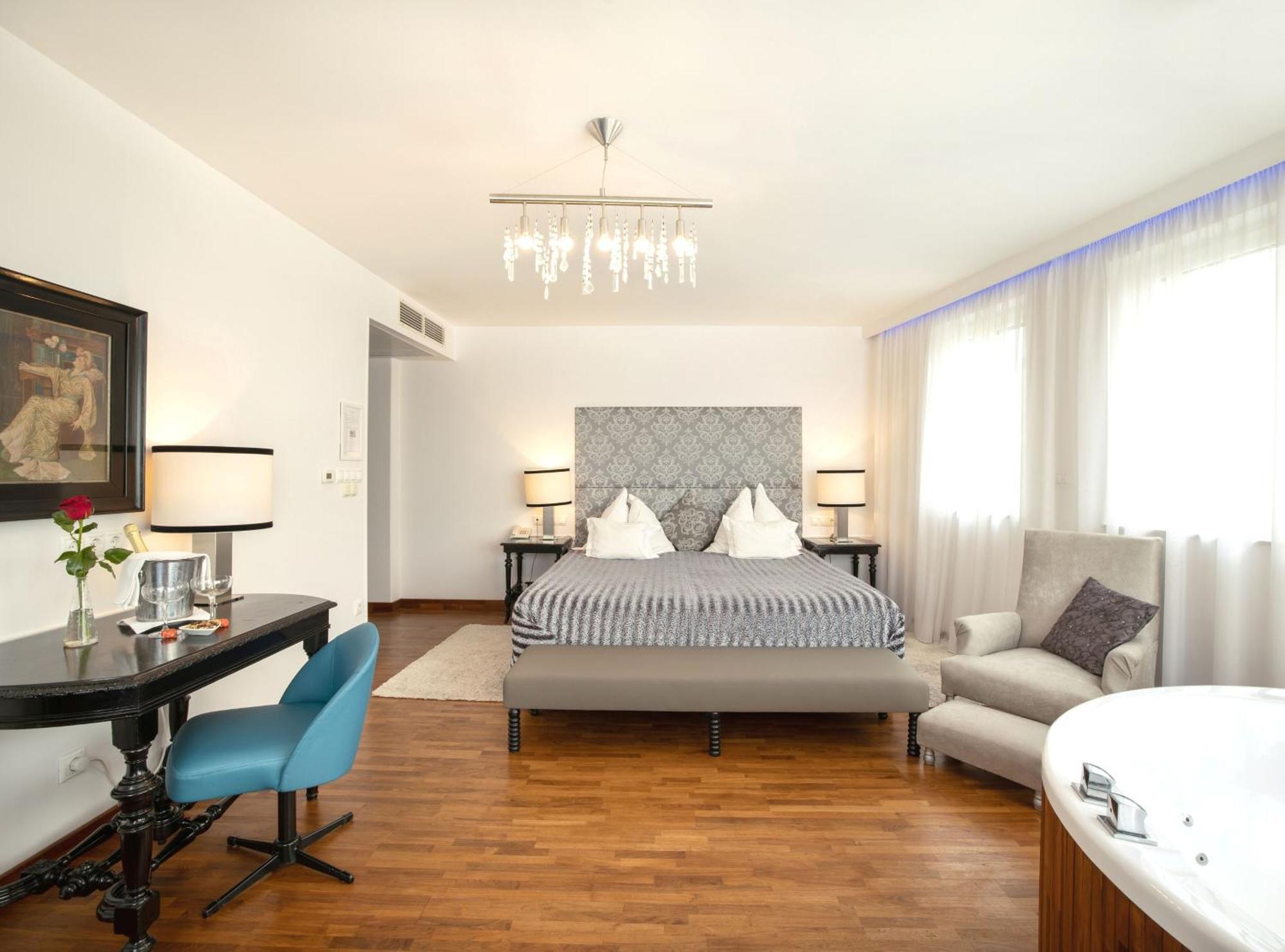 Boutique Hotel Szarcsa Székesfehérvár Buitenkant foto