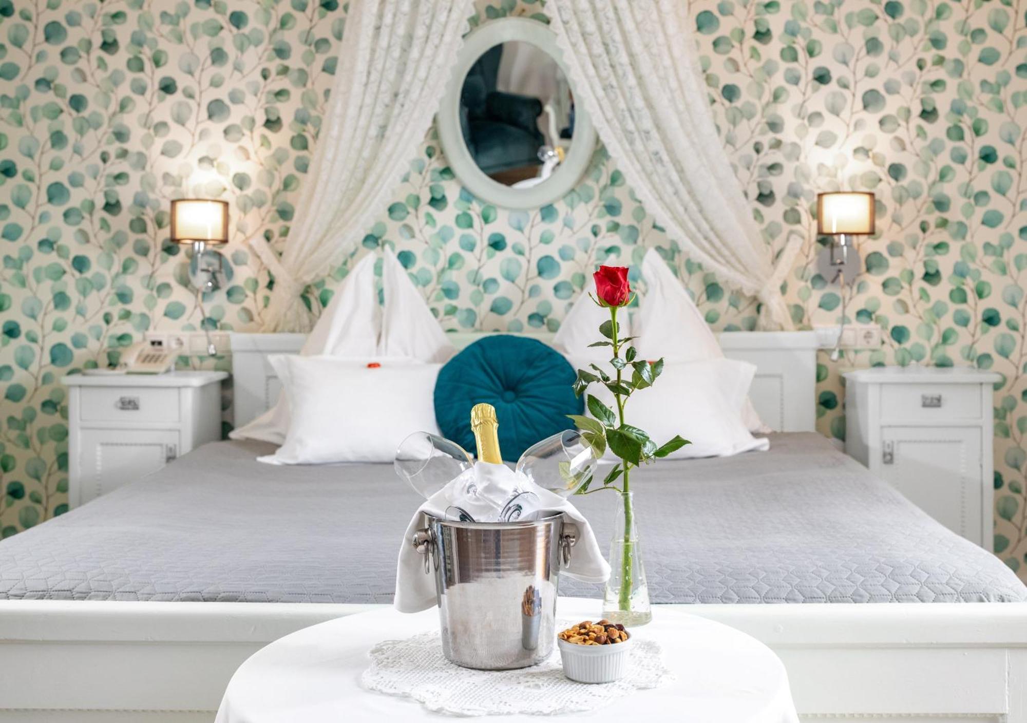 Boutique Hotel Szarcsa Székesfehérvár Buitenkant foto