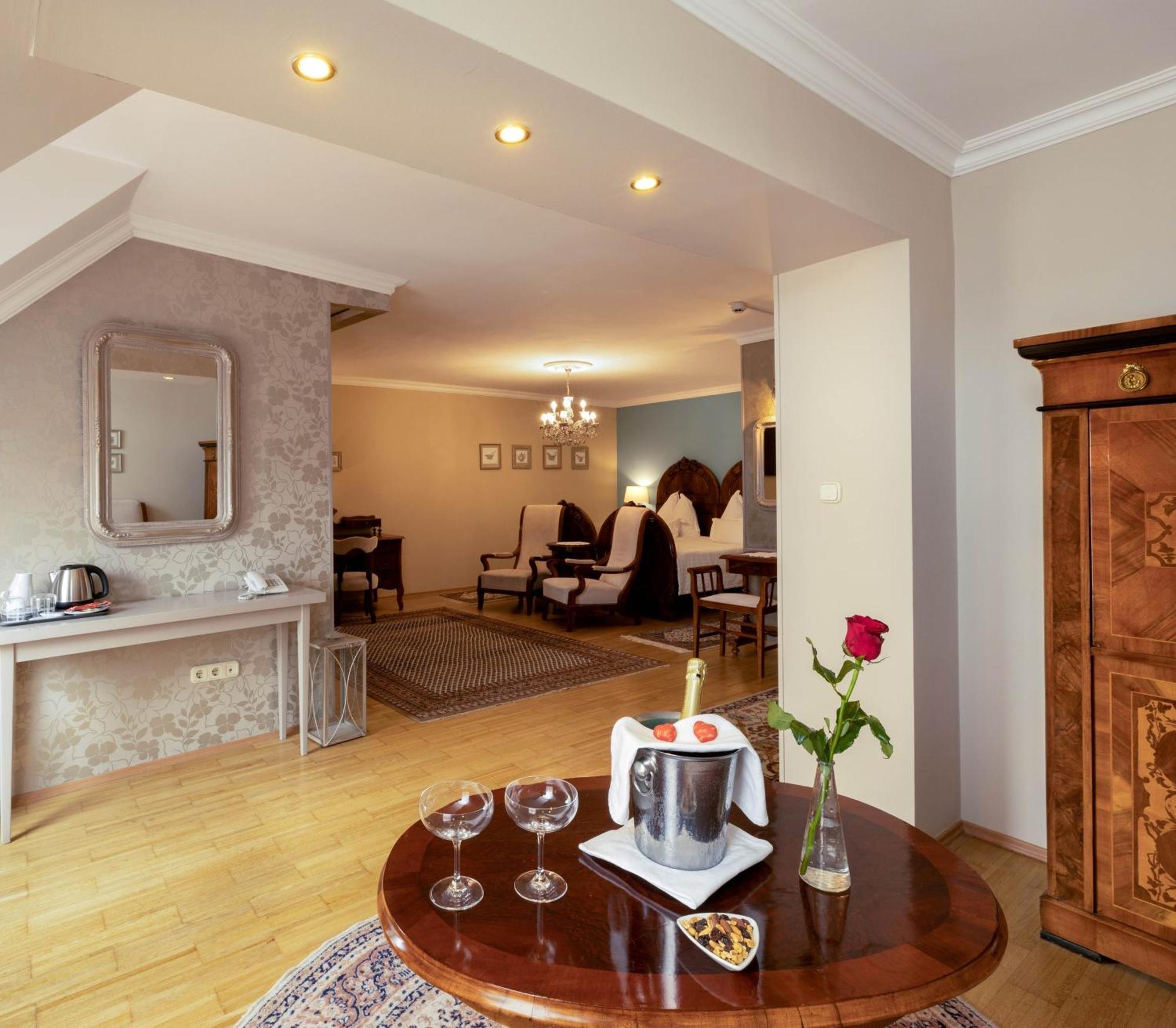 Boutique Hotel Szarcsa Székesfehérvár Buitenkant foto