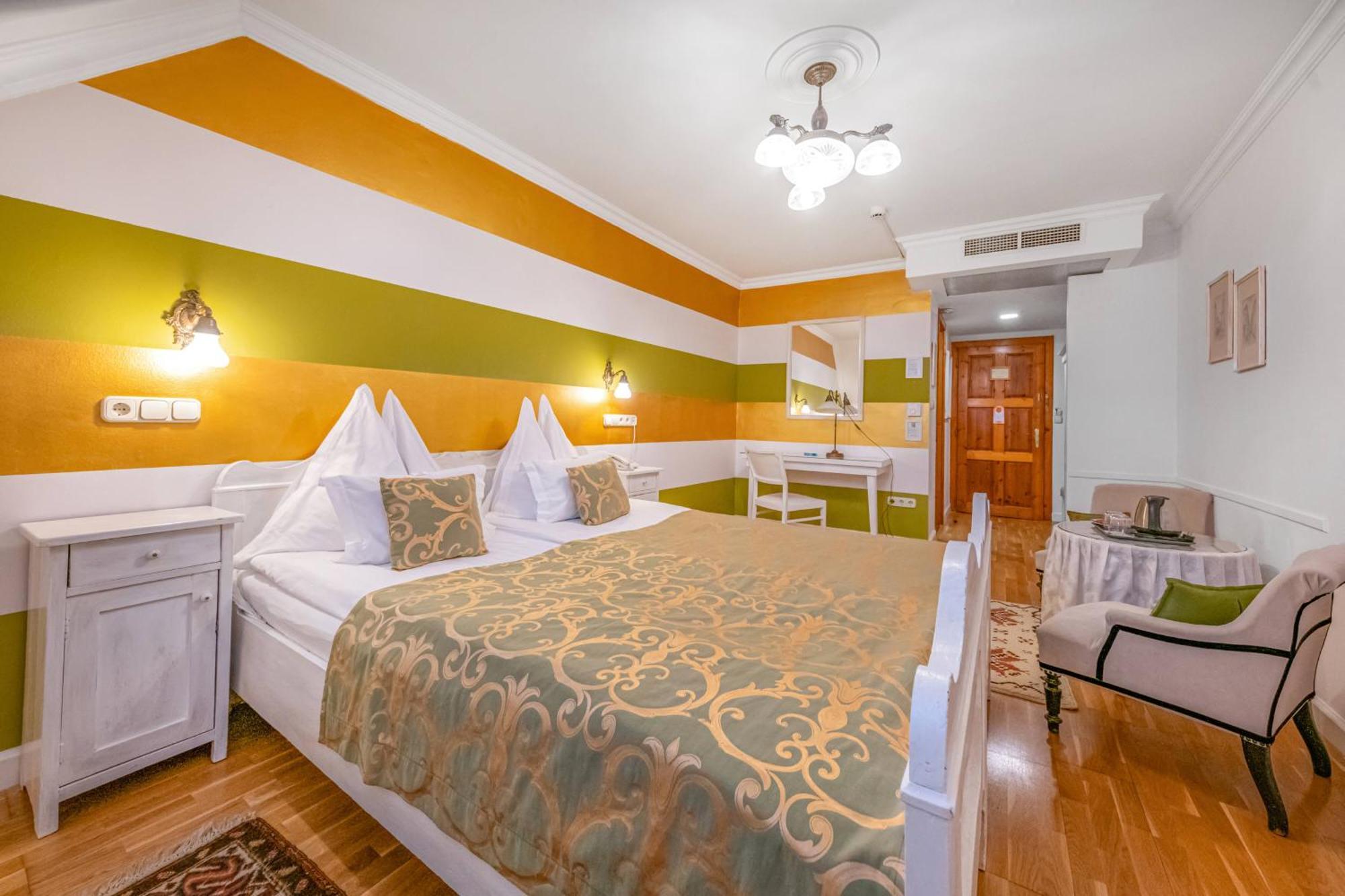 Boutique Hotel Szarcsa Székesfehérvár Buitenkant foto
