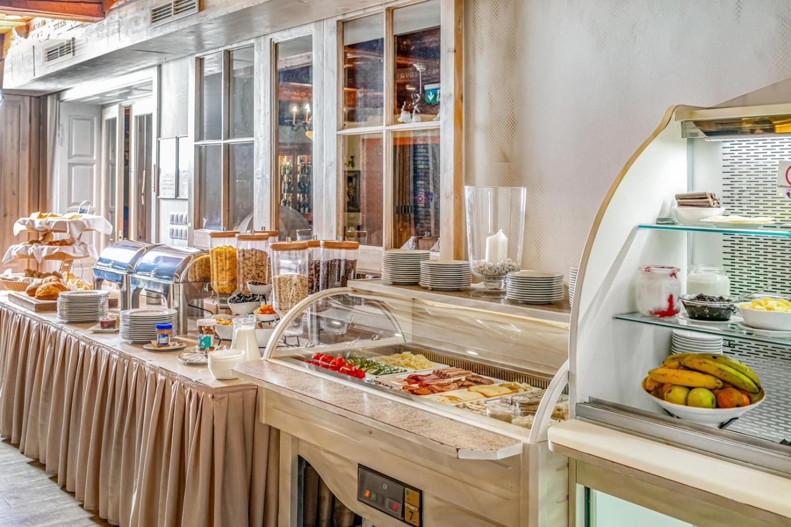 Boutique Hotel Szarcsa Székesfehérvár Buitenkant foto
