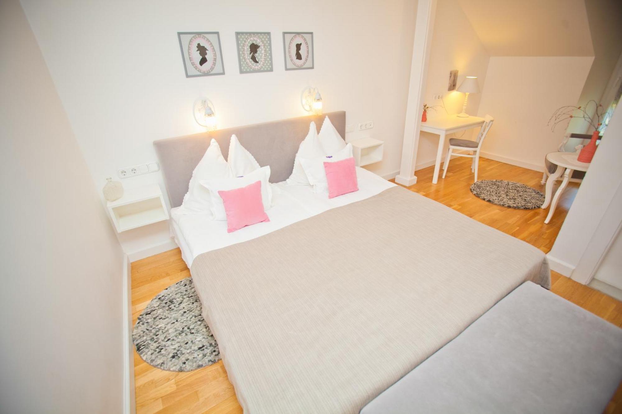 Boutique Hotel Szarcsa Székesfehérvár Buitenkant foto